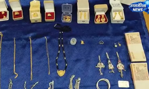 10 लाख की चोरी का 72 घंटे में खुलासा, पड़ोसी ही निकला मास्टरमाइंड 10 लाख की चोरी का 72 घंटे में खुलासा, पड़ोसी ही निकला मास्टरमाइंड