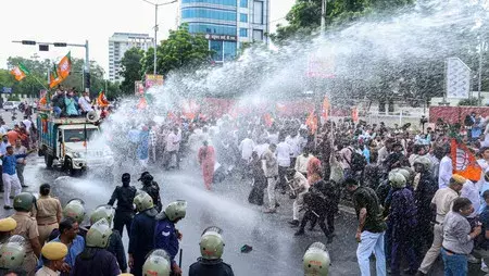 Jaipur में बवाल: बीजेपी मार्च पर वॉटर कैनन, कांग्रेस का पलटवार Jaipur में बवाल: बीजेपी मार्च पर वॉटर कैनन, कांग्रेस का पलटवार