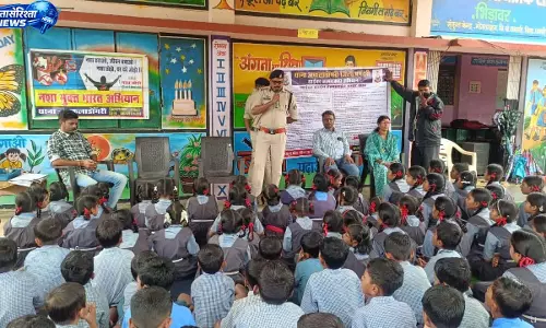 धमतरी पुलिस का स्कूलों में जागरूकता अभियान धमतरी पुलिस का स्कूलों में जागरूकता अभियान
