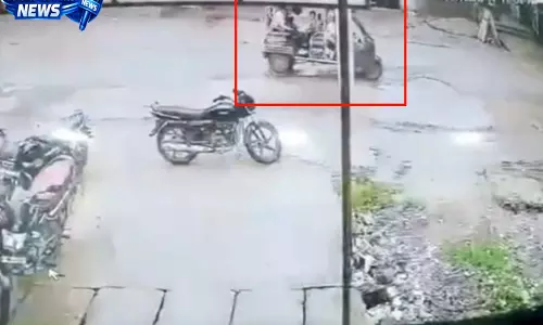 CG: गड्ढे में फंसकर पलटी स्कूली बच्चों से भरी ई-रिक्शा, देखें VIDEO... CG: गड्ढे में फंसकर पलटी स्कूली बच्चों से भरी ई-रिक्शा, देखें VIDEO...