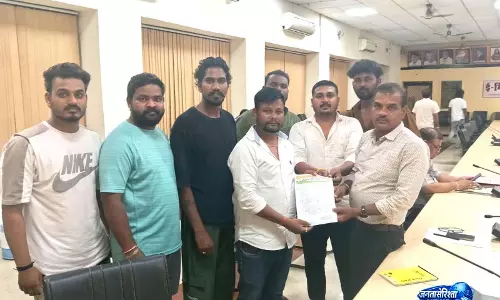 वार्ड 24-27 की जर्जर सड़क को लेकर फूटा लोगों का गुस्सा, नगर निगम आयुक्त को सौंपा ज्ञापन वार्ड 24-27 की जर्जर सड़क को लेकर फूटा लोगों का गुस्सा, नगर निगम आयुक्त को सौंपा ज्ञापन