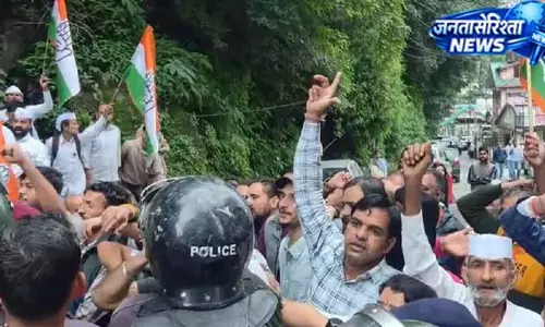 हिमाचल में कांग्रेस का प्रदर्शन, BJP कार्यालय के बाहर जमकर नारेबाजी