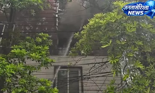 करोल बाग अग्निकांड में छात्रा का रेस्क्यू, सामने आया खौफनाक मंजर करोल बाग अग्निकांड में छात्रा का रेस्क्यू, सामने आया खौफनाक मंजर