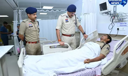 पुलिस कमिश्नर संजीव शुक्ला ने अस्पताल पहुंचकर घायल पुलिस जवानों का जाना हाल पुलिस कमिश्नर संजीव शुक्ला ने अस्पताल पहुंचकर घायल पुलिस जवानों का जाना हाल