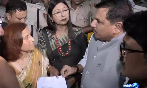 सोनम वांगचुक से मिलने रोके गए विपक्षी सांसद, गितांजलि आंगमो को सौंपा पत्र सोनम वांगचुक से मिलने रोके गए विपक्षी सांसद, गितांजलि आंगमो को सौंपा पत्र