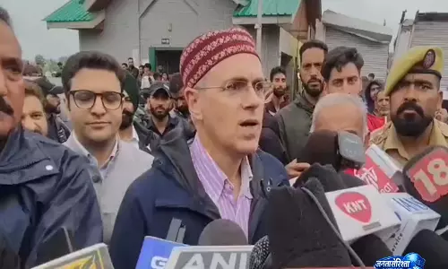 बाढ़ प्रभावित बडगाम पहुंचे CM उमर अब्दुल्ला, वैध दुकानदारों को मदद का भरोसा