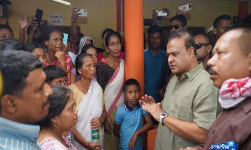 असम CM ने बाढ़ प्रभावित इलाकों का किया दौरा, राहत कार्यों का लिया जायजा असम CM ने बाढ़ प्रभावित इलाकों का किया दौरा, राहत कार्यों का लिया जायजा