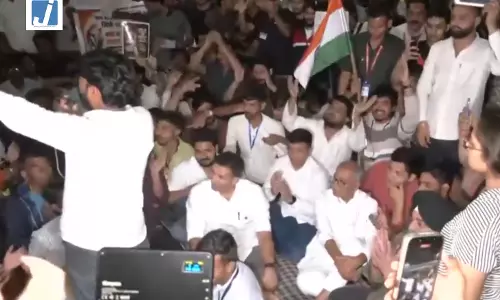 छात्रों के प्रदर्शन में पहुंचे दिग्विजय सिंह और जीतू पटवारी, शिक्षा मुद्दों को लेकर उठाई आवाज छात्रों के प्रदर्शन में पहुंचे दिग्विजय सिंह और जीतू पटवारी, शिक्षा मुद्दों को लेकर उठाई आवाज