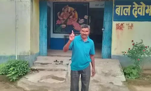 शराब के नशे में स्कूल पहुंचे प्रधान पाठक, शिक्षा विभाग ने किया निलंबित शराब के नशे में स्कूल पहुंचे प्रधान पाठक, शिक्षा विभाग ने किया निलंबित
