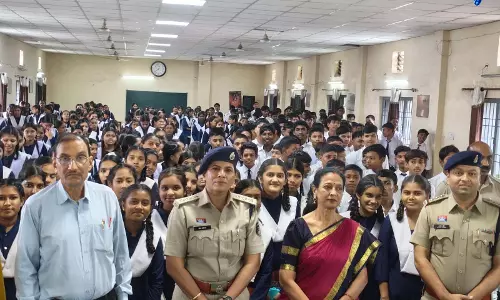 रायपुर में यातायात पुलिस का जागरूकता अभियान रायपुर में यातायात पुलिस का जागरूकता अभियान