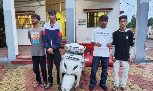 दोपहिया पर चार सवारी करना पड़ा भारी, यातायात पुलिस ने लगाया 4500 रुपये का चालान दोपहिया पर चार सवारी करना पड़ा भारी, यातायात पुलिस ने लगाया 4500 रुपये का चालान
