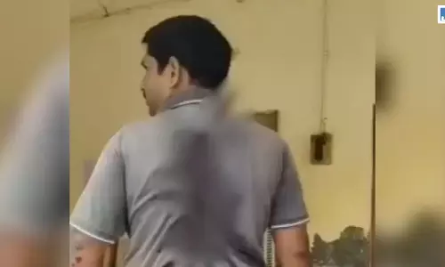 पीठ में चाकू धंसा होने के बाद भी थाने पहुंचा युवक... पीठ में चाकू धंसा होने के बाद भी थाने पहुंचा युवक...