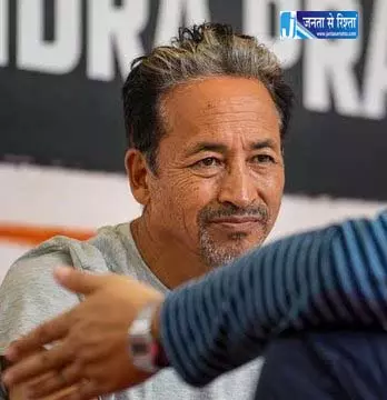 सरकार बातचीत कर रही सोनम वांगचुक से, दो केंद्रीय मंत्रियों ने हॉस्पिटल पहुंचकर जाना हालचाल सरकार बातचीत कर रही सोनम वांगचुक से, दो केंद्रीय मंत्रियों ने हॉस्पिटल पहुंचकर जाना हालचाल