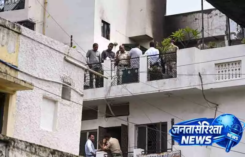 Delhi जोर बाग में आग, महिला समेत दो बेटियों की मौत Delhi जोर बाग में आग, महिला समेत दो बेटियों की मौत