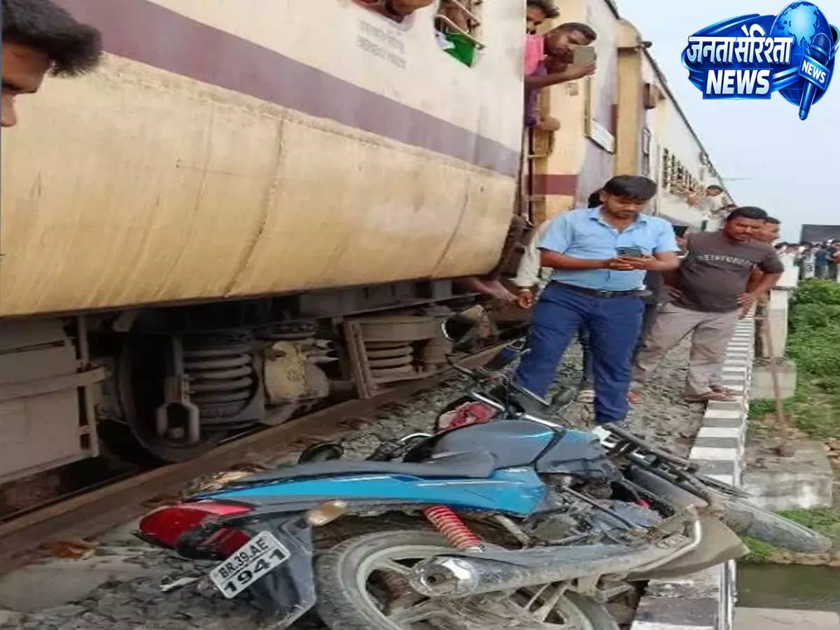 रेलवे ट्रैक पर शॉर्टकट लेना पड़ा महंगा, कटिहार में लोको पायलट की सूझबूझ से टला बड़ा हादसा रेलवे ट्रैक पर शॉर्टकट लेना पड़ा महंगा, कटिहार में लोको पायलट की सूझबूझ से टला बड़ा हादसा