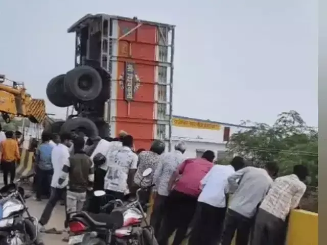 Jodhpur: बड़ा हादसा टला, जोजरी नदी में गिरा ट्रक, ड्राइवर की जान बची Jodhpur: बड़ा हादसा टला, जोजरी नदी में गिरा ट्रक, ड्राइवर की जान बची