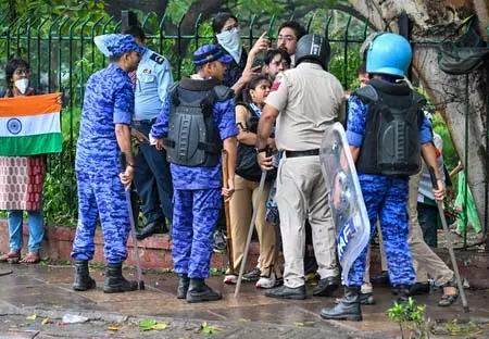 दिल्ली पुलिस ने जंतर-मंतर पर विरोध प्रदर्शन के दौरान पत्थरबाजी के दावों को किया खारिज दिल्ली पुलिस ने जंतर-मंतर पर विरोध प्रदर्शन के दौरान पत्थरबाजी के दावों को किया खारिज