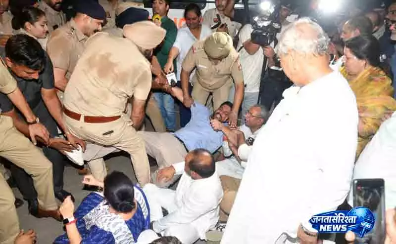 Haryana कांग्रेस प्रमुख समेत 20 विधायक हिरासत में Haryana कांग्रेस प्रमुख समेत 20 विधायक हिरासत में