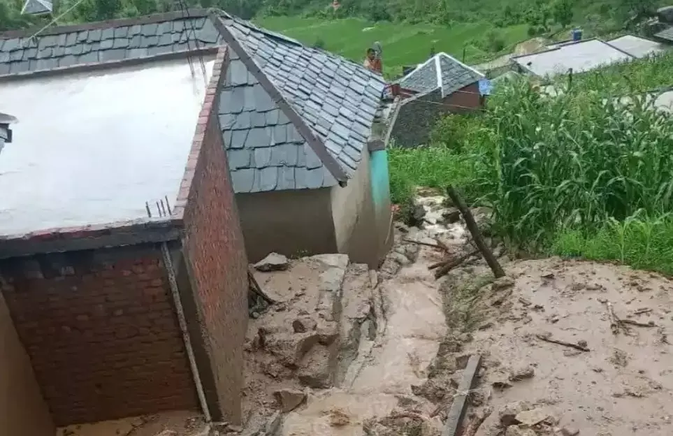 Dharamshala: बादल फटने से बोह घाटी में मचा हड़कंप, कई मकान क्षतिग्रस्त Dharamshala: बादल फटने से बोह घाटी में मचा हड़कंप, कई मकान क्षतिग्रस्त