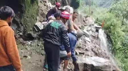 केदारनाथ पैदल मार्ग पर बोल्डर गिरने से यात्रा बाधित, प्रशासन ने निर्धारित मार्ग पर यात्रा करने की दी सलाह केदारनाथ पैदल मार्ग पर बोल्डर गिरने से यात्रा बाधित, प्रशासन ने निर्धारित मार्ग पर यात्रा करने की दी सलाह