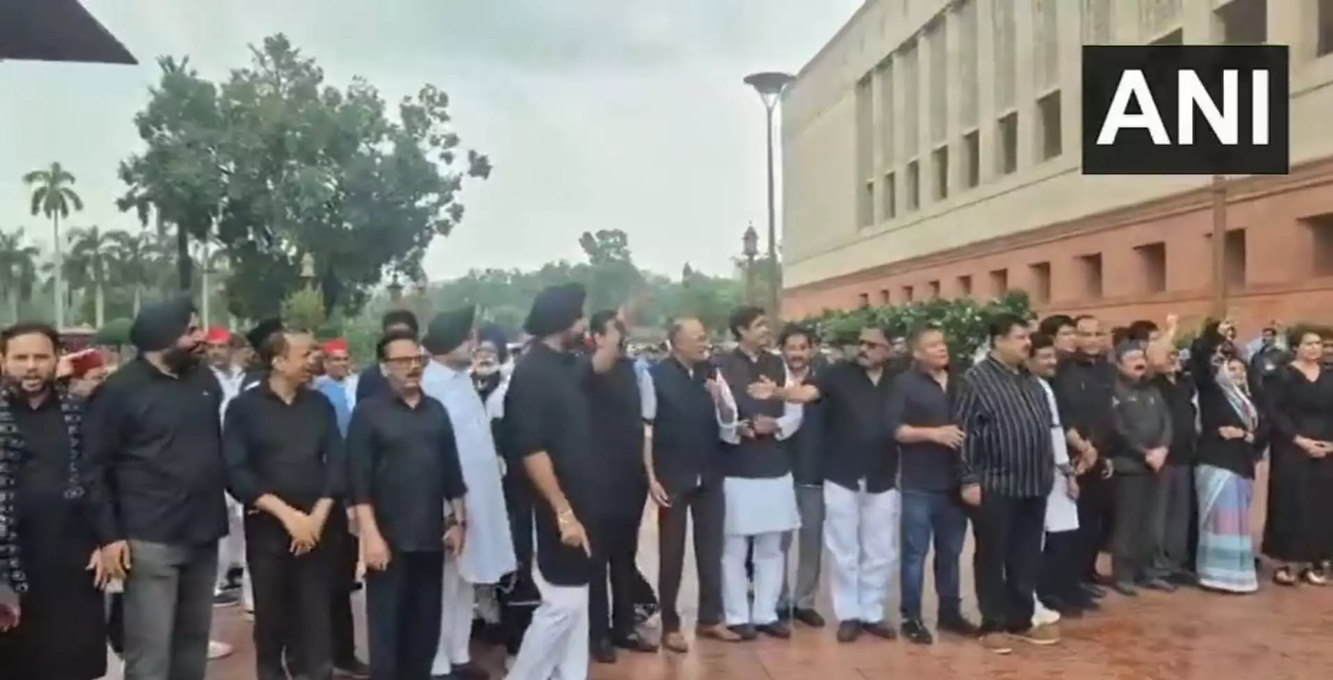 काले कपड़े पहनकर कांग्रेस नेताओं ने सरकार पर बोला हमला, अनोखा विरोध प्रदर्शन, VIDEO काले कपड़े पहनकर कांग्रेस नेताओं ने सरकार पर बोला हमला, अनोखा विरोध प्रदर्शन, VIDEO