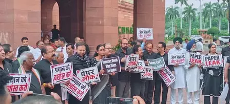 काले कपड़े पहनकर विपक्षी सांसदों का संसद परिसर में विरोध, राहुल और प्रियंका गांधी भी हुए शामिल काले कपड़े पहनकर विपक्षी सांसदों का संसद परिसर में विरोध, राहुल और प्रियंका गांधी भी हुए शामिल