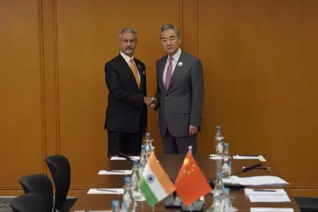 भारत-चीन रिश्तों में सकारात्मक प्रगति, मनीला में जयशंकर ने वांग यी से की व्यापक बातचीत भारत-चीन रिश्तों में सकारात्मक प्रगति, मनीला में जयशंकर ने वांग यी से की व्यापक बातचीत