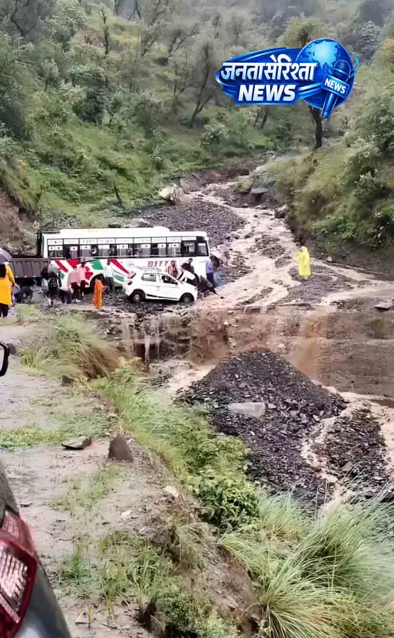 Chamba में लगातार बारिश से भारी तबाही, 55 सड़कें बंद Chamba में लगातार बारिश से भारी तबाही, 55 सड़कें बंद