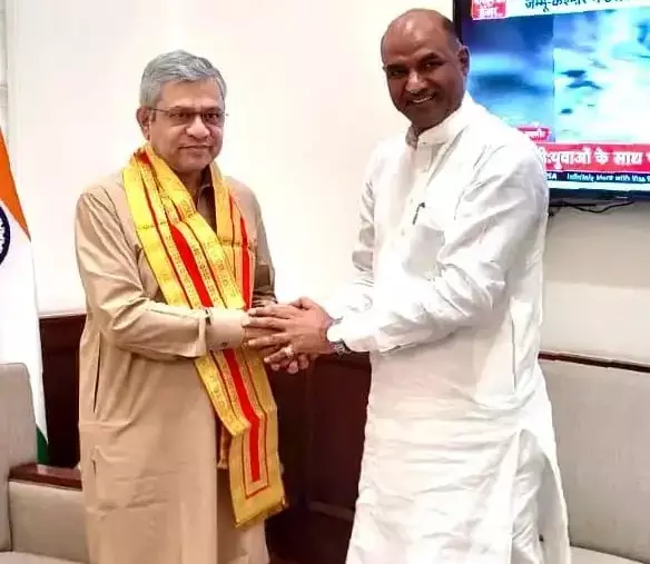 Chittorgarh: मेवाड़ की रेल सुविधाओं को लेकर सीपी जोशी ने रेल मंत्री से की मुलाकात Chittorgarh: मेवाड़ की रेल सुविधाओं को लेकर सीपी जोशी ने रेल मंत्री से की मुलाकात