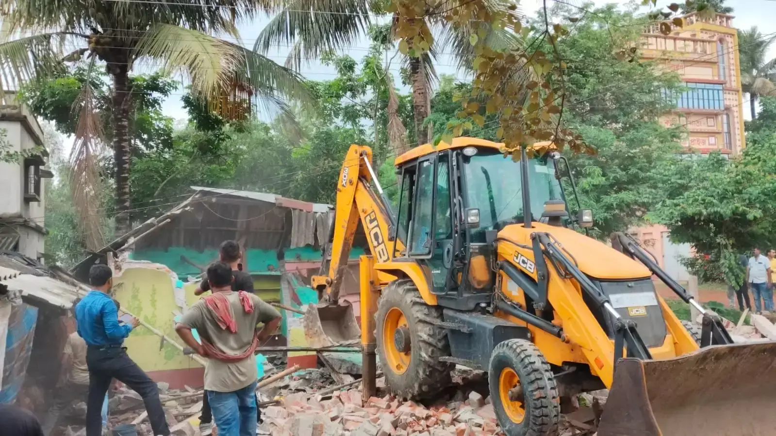 Hooghly: अदालत के आदेश के बाद बुलडोजर से हटाए गए अवैध निर्माण Hooghly: अदालत के आदेश के बाद बुलडोजर से हटाए गए अवैध निर्माण