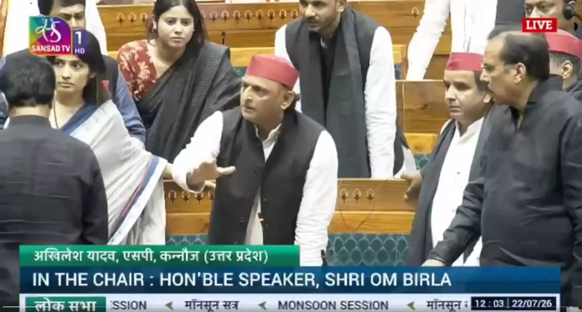क्या बेटियों के कपड़े फाड़ेंगे आप?....संसद में भड़के अखिलेश यादव क्या बेटियों के कपड़े फाड़ेंगे आप?....संसद में भड़के अखिलेश यादव