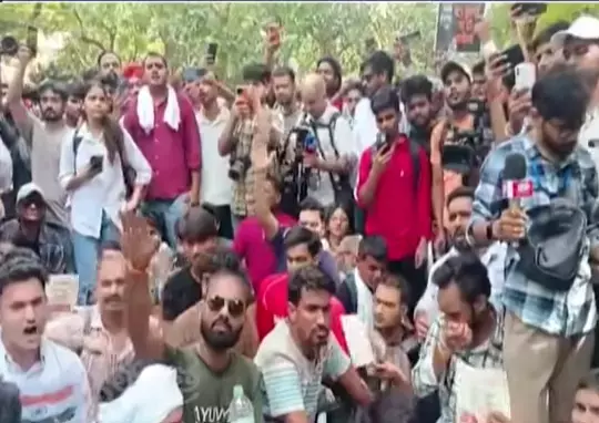 Hyderabad में जंतर-मंतर पर कार्रवाई के विरोध में छात्र भारी बारिश के बावजूद प्रदर्शन कर रहे हैं Hyderabad में जंतर-मंतर पर कार्रवाई के विरोध में छात्र भारी बारिश के बावजूद प्रदर्शन कर रहे हैं