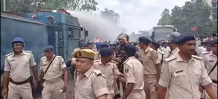 दिल्ली में लाठीचार्ज के विरोध में पटना में आइसा का मार्च, पुलिस से झड़प के बाद वाटर कैनन और आंसू गैस का इस्तेमाल दिल्ली में लाठीचार्ज के विरोध में पटना में आइसा का मार्च, पुलिस से झड़प के बाद वाटर कैनन और आंसू गैस का इस्तेमाल