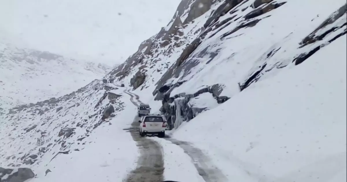 Ladakh: वारी ला-पेंसी ला समेत कई दर्रों पर बर्फ की चादर, लद्दाख में बदला मौसम Ladakh: वारी ला-पेंसी ला समेत कई दर्रों पर बर्फ की चादर, लद्दाख में बदला मौसम