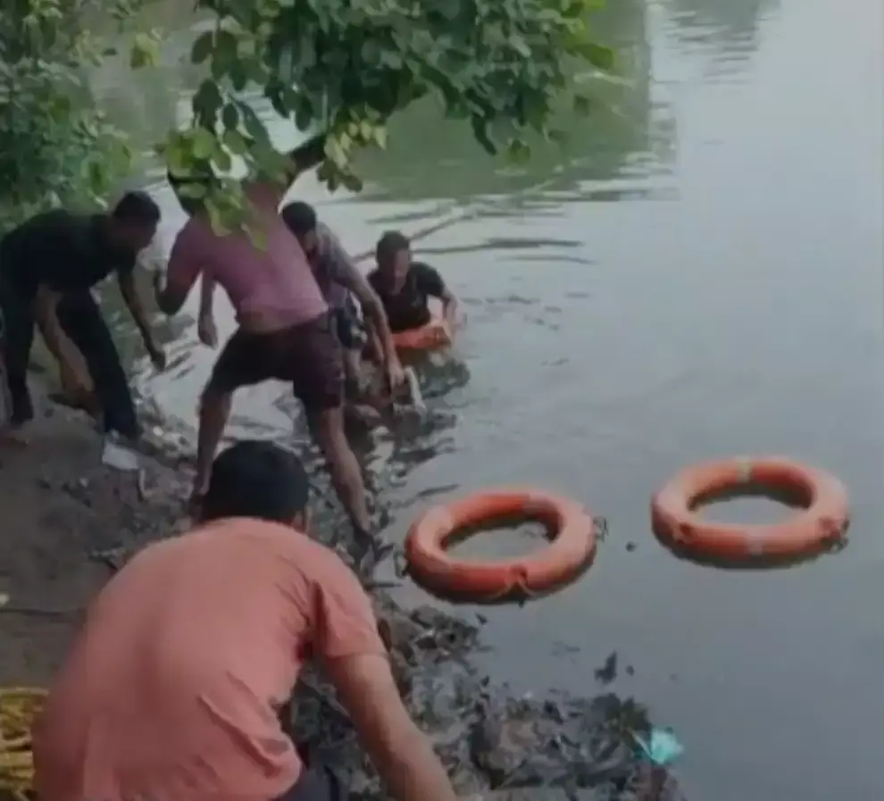 Ahmedabad: तालाब हादसे में दो बच्चों की जान गई, परिवार में कोहराम Ahmedabad: तालाब हादसे में दो बच्चों की जान गई, परिवार में कोहराम