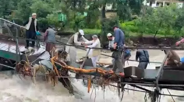 Rajouri: पुंछ दौरे से लौटते वक्त सांसद मियां अल्ताफ अहमद की जान बाल-बाल बची Rajouri: पुंछ दौरे से लौटते वक्त सांसद मियां अल्ताफ अहमद की जान बाल-बाल बची