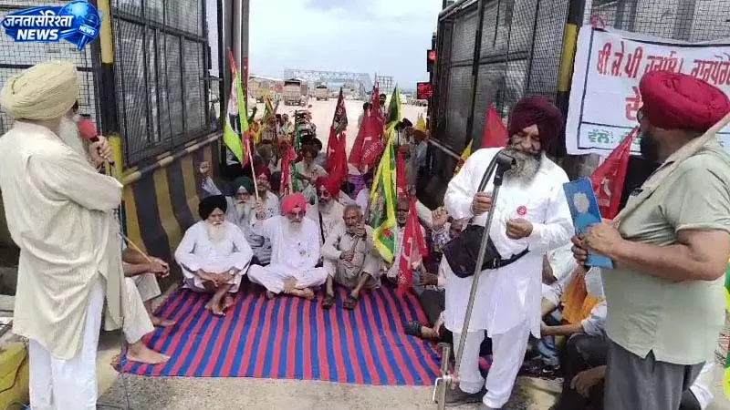 पंजाब सीमा पर किसानों का प्रदर्शन, मोड़ा टोल प्लाजा 3 घंटे रहा फ्री पंजाब सीमा पर किसानों का प्रदर्शन, मोड़ा टोल प्लाजा 3 घंटे रहा फ्री