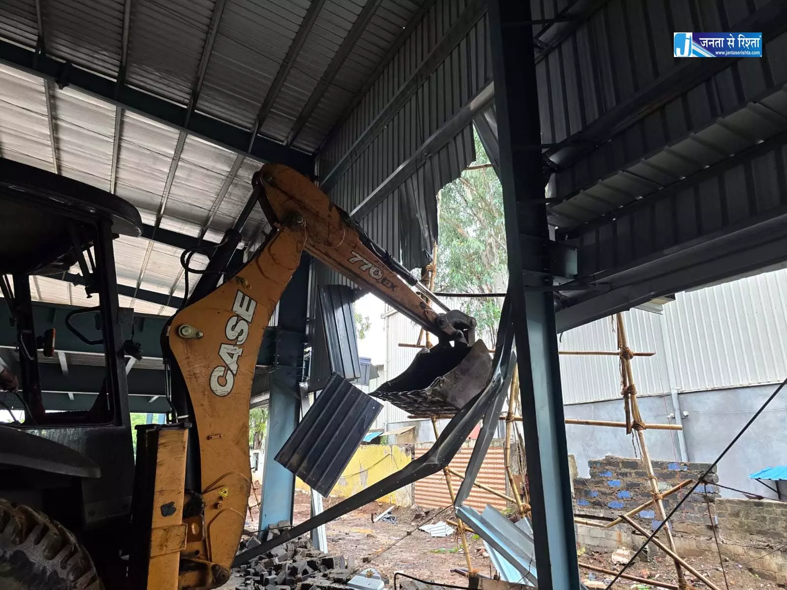 लाभांडी चौक में अवैध शेड निर्माण को निगम ने तोड़ा लाभांडी चौक में अवैध शेड निर्माण को निगम ने तोड़ा