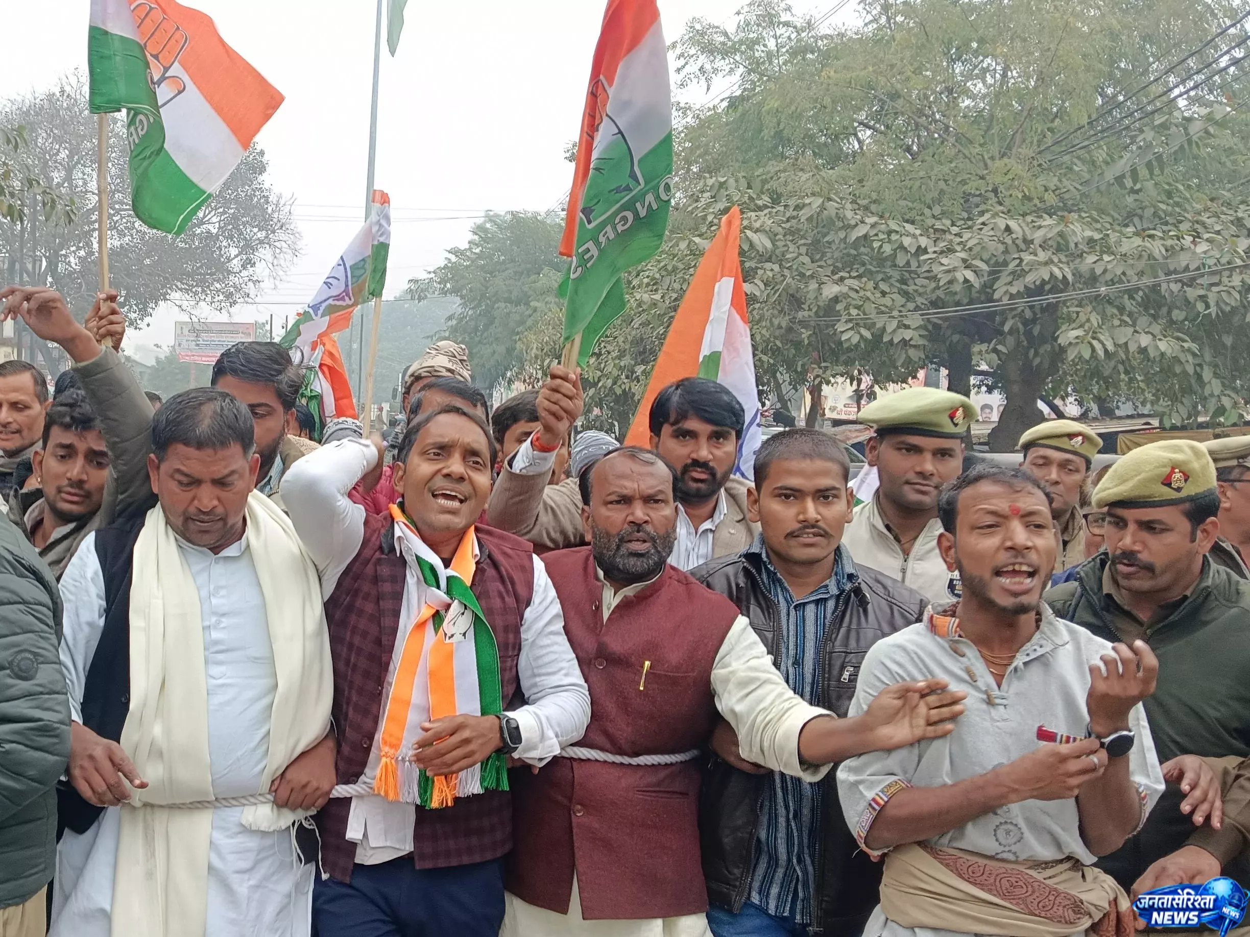 डंडा लेकर जुटे कांग्रेसी, बढ़ी सुरक्षा व्यवस्था डंडा लेकर जुटे कांग्रेसी, बढ़ी सुरक्षा व्यवस्था