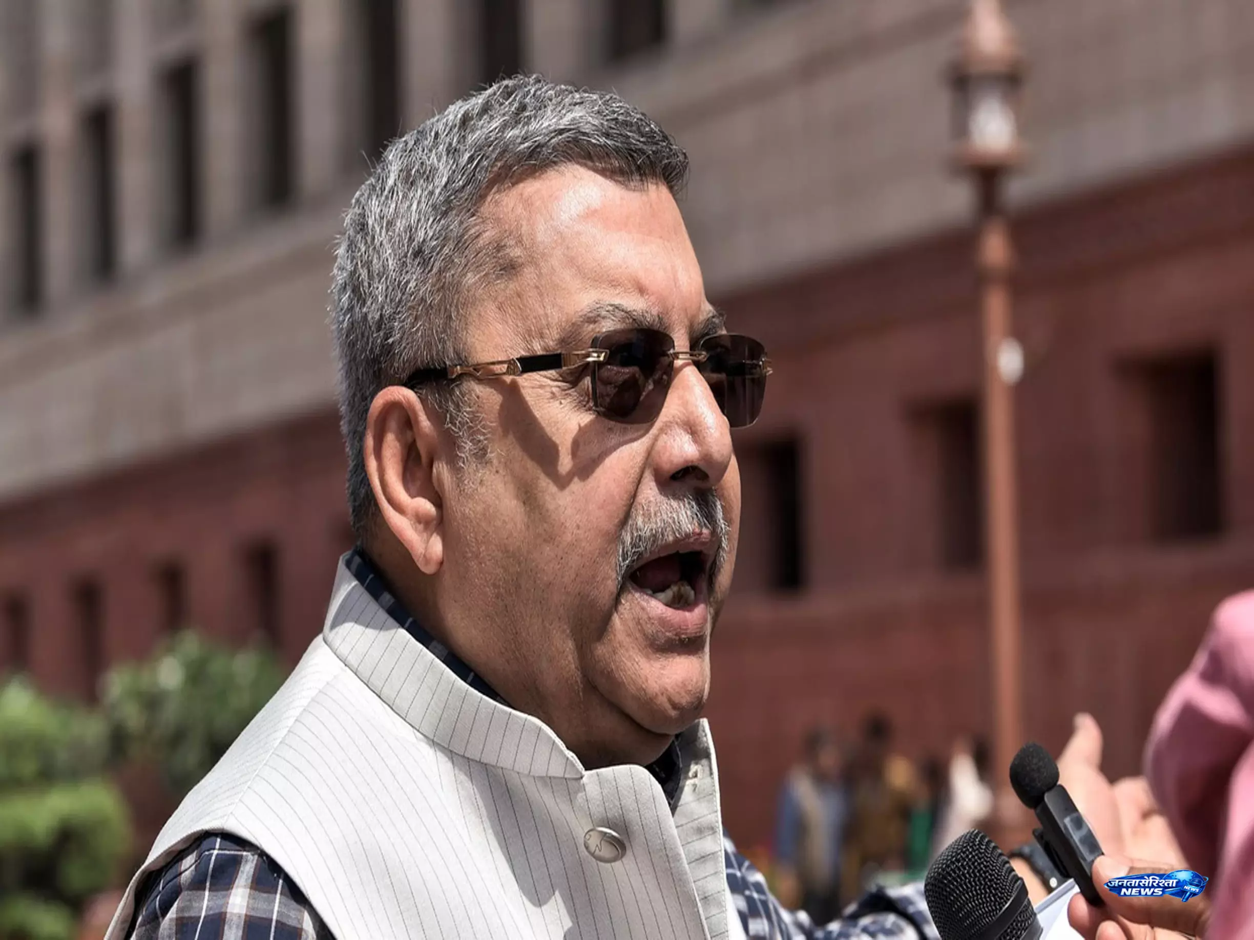 असंसदीय भाषा के आरोप में कल्याण बनर्जी निलंबित असंसदीय भाषा के आरोप में कल्याण बनर्जी निलंबित