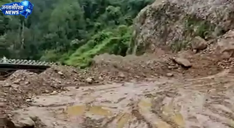 NH-54 पर पहाड़ी से गिर रहे पत्थर, बाल-बाल बची कार NH-54 पर पहाड़ी से गिर रहे पत्थर, बाल-बाल बची कार