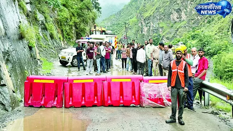 चंबा-भरमौर एनएच पर भूस्खलन आठ घंटे यातायात ठप, लंबा जाम चंबा-भरमौर एनएच पर भूस्खलन आठ घंटे यातायात ठप, लंबा जाम