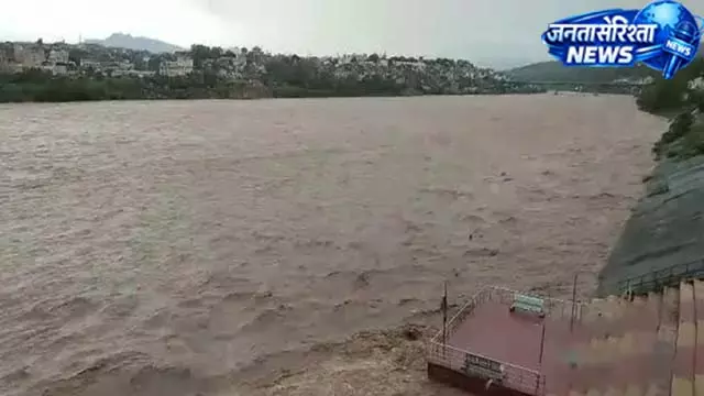भारी बारिश से J&K बेहाल, छतों पर सामान भारी बारिश से J&K बेहाल, छतों पर सामान