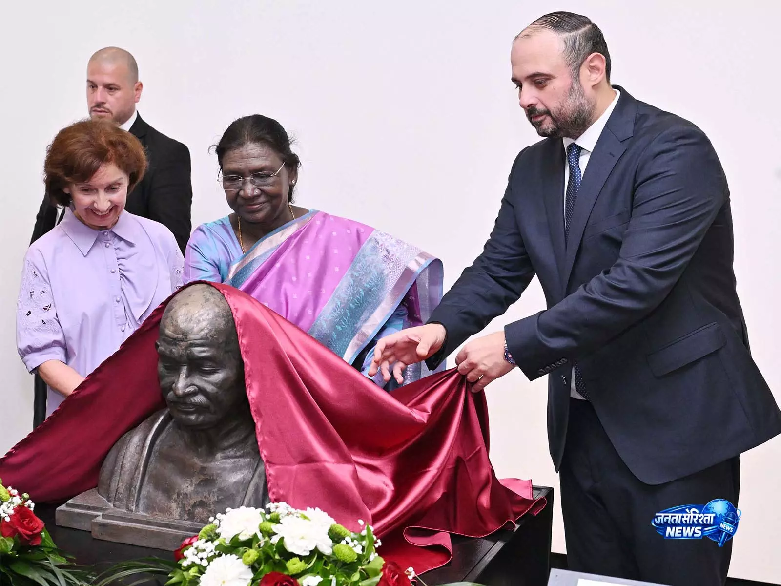 Skopje में महात्मा गांधी की प्रतिमा का अनावरण, राष्ट्रपति मुर्मू ने बताया दोस्ती का प्रतीक Skopje में महात्मा गांधी की प्रतिमा का अनावरण, राष्ट्रपति मुर्मू ने बताया दोस्ती का प्रतीक
