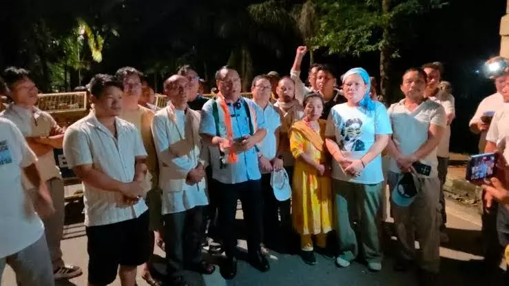 Arunachal: राहुल की हिरासत पर कांग्रेस का प्रदर्शन, प्रधान के इस्तीफे की मांग Arunachal: राहुल की हिरासत पर कांग्रेस का प्रदर्शन, प्रधान के इस्तीफे की मांग