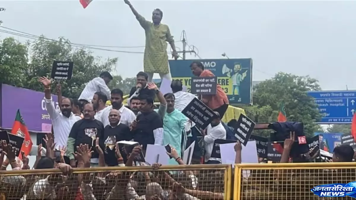 भोपाल में भाजपा-कांग्रेस आमने-सामने, प्रदर्शन से बढ़ी राजनीतिक गर्मी भोपाल में भाजपा-कांग्रेस आमने-सामने, प्रदर्शन से बढ़ी राजनीतिक गर्मी