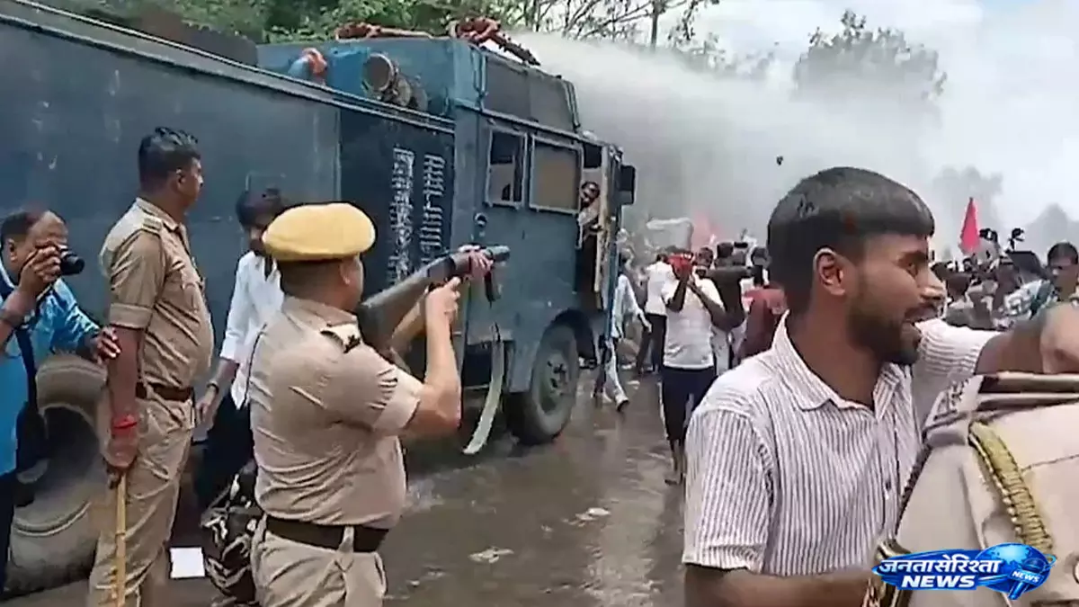 AISA के मार्च से पटना में तनाव, बैरिकेड तोड़ने पर पुलिस ने संभाला मोर्चा AISA के मार्च से पटना में तनाव, बैरिकेड तोड़ने पर पुलिस ने संभाला मोर्चा