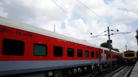 भारतीय रेलवे: हादसों में भारी गिरावट, सुरक्षा बजट 3 गुना बढ़ा भारतीय रेलवे: हादसों में भारी गिरावट, सुरक्षा बजट 3 गुना बढ़ा