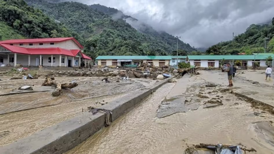 अरुणाचल बाढ़: संपर्क टूटा, तो एयरड्रॉप से पहुंचाई गई राहत सामग्री अरुणाचल बाढ़: संपर्क टूटा, तो एयरड्रॉप से पहुंचाई गई राहत सामग्री