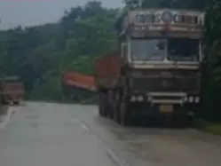 अनमोड के पास दो ट्रकों की आमने-सामने टक्कर, दोनों ड्राइवर गंभीर रूप से घायल अनमोड के पास दो ट्रकों की आमने-सामने टक्कर, दोनों ड्राइवर गंभीर रूप से घायल